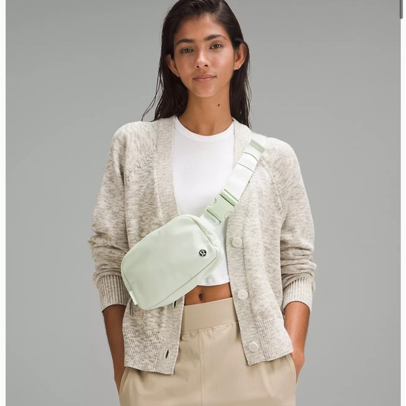 NEW LULULEMON EVERYWHERE BELT BAG KOHLRABI GREEN/WHITE - Picture 2 of 8